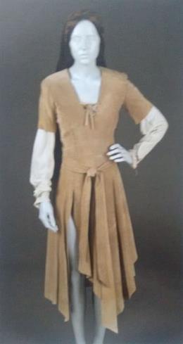 93 Leia passa a ser querida pelo os Ewoks 32, ganhando deles um vestido típico da região. Segundo Alinger (2014), a peça foi feita de couro de camurça.