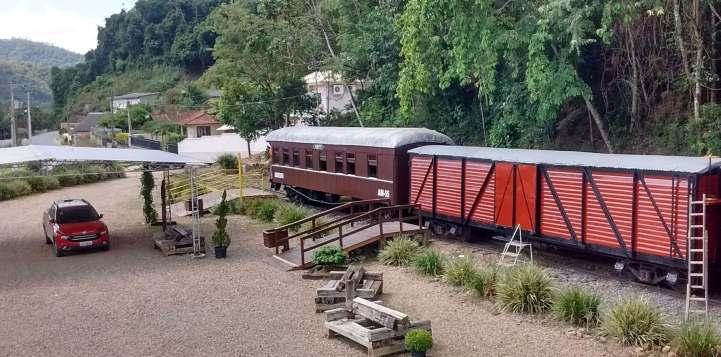 17 Vale do Irajaí Ampla visão dos arredores do pátio de embarque do Trem da EFSC, destacando -se o Administrativo AM55 e o vagão FB04 (autoria de Otávio Georg Jr.