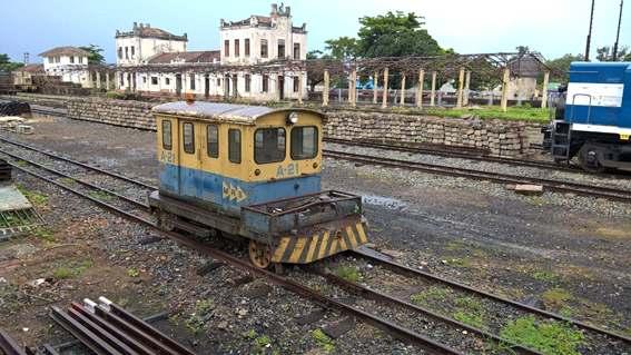 Oficinas de Cruzeiro Prosseguem os trabalhos de reforma da locomotiva 327, ex. Leopoldina.