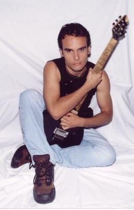 Rodrigo Rodrigues Rodrigo começou a tocar em 1993 com violão, e passou para guitarra logo em seguida. Já estudou com Edu Ardanuy, Mozart Mello, Joe Moghrabi, e é formado pelo IG&T.