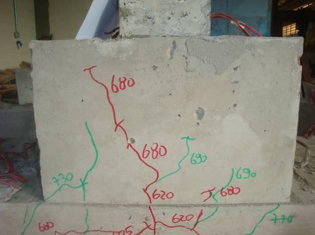 efetuadas nas pastilhas de aço, as quais estavam fixadas nas faces laterais dos blocos, foi possível calcular as deformações na face externa do bloco.