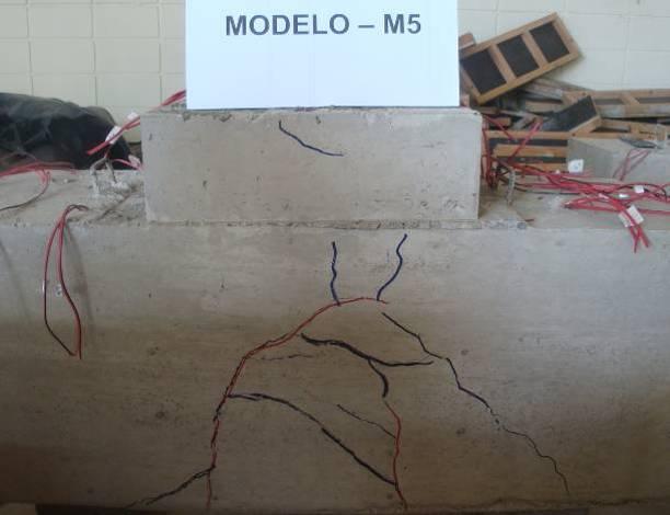 quais estavam fixadas nas faces laterais dos blocos, foi possível calcular as deformações na face externa do bloco.