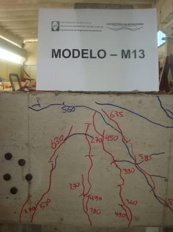 112 (b) e 5.112 (c) apresentam o panorama de fissuração do modelo M13 após a realização dos ensaios. (a) (b) (c) Figura 5.