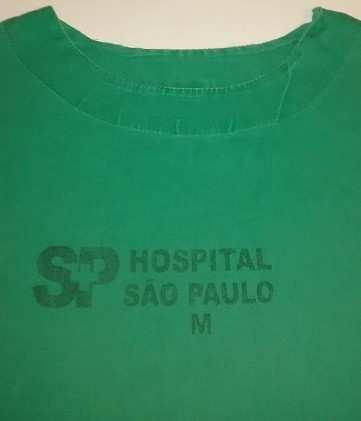 Identificação em silk screen com nome e logotipo do hospital. Campo fenestrado conforme modelo a ser fornecido pelo hospital.