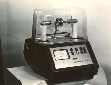 Marcos na história do teste de materiais isolantes: 1952 a BAUR apresenta o menor equipamento para testes de óleo para a medição de ruptura dielétrica de óleos isolantes.