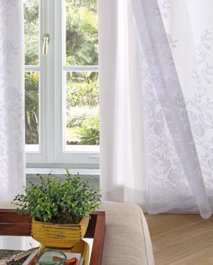 Cortinas para sala com ilhós e forro Cortina 3,00m x 1,80m com illhós Branco: 9321BR00 Bege: 9321BG00 Cortina 3,50m x 2,30m com illhós Branco: 11621BR00 Bege: 11621BG00 Cortina 4,20m x