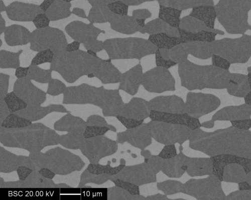 44 Figura 32 Microestrutura obtida por elétrons retroespalhados para o dúplex envelhecido a 950ºC por 36h na secção transversal. Fonte: Autor, 2016. 4.