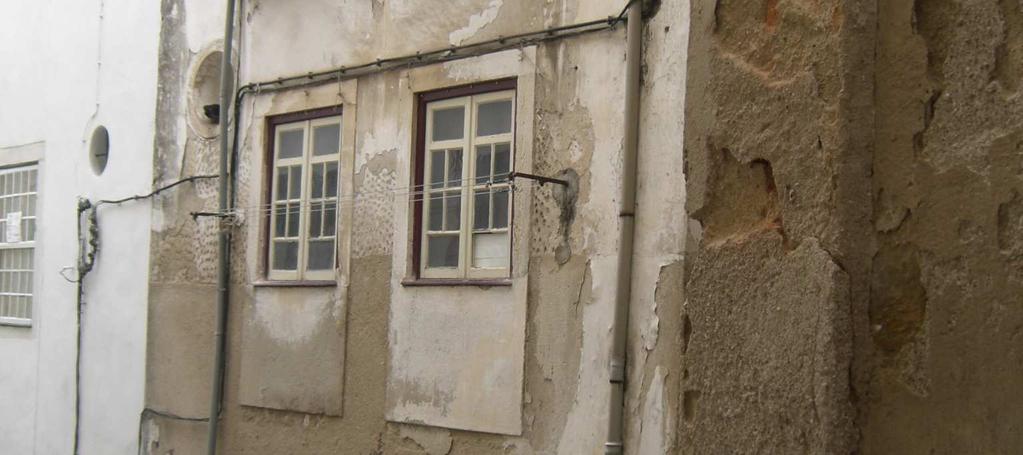 conservação. Salienta-se na fachada as bonitas varandas, típicas da Alta coimbrã, com guarda metálica, bem como as janelas de avental, típicas da época de setecentos.