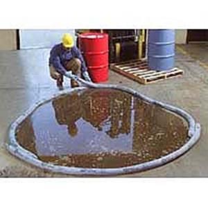 Derramamento de Produto Químico Líquido - Confinar o líquido derramado em área pequena o quanto possível. - Neutralizar os ácidos de acordo com a FISPQ.