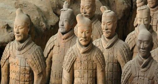 Trata-se de uma receita muito antiga, servida nas cortes imperiais da China, feita com patos criados especialmente para esta preparação, temperados com molhos específicos, assados em