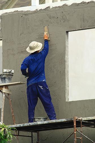 Figura 1 - Operário executando reboco na alvenaria com o uso de desempenadeira Fonte: Skynavin / Shutterstock Lembre-se de que o reboco só deve ser executado após a secagem completa da camada de