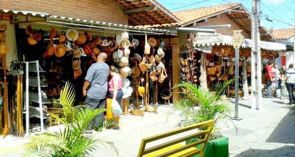 A Feira de Caruaru (figuras 4 e 5) é um importante mercado ao ar livre da cidade, nela são vendidos produtos variados como roupas, calçados, bolsas, panelas e utensílios para cozinha, entre outros.