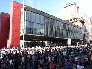 Manifestação reúne jovens na capital paulista.