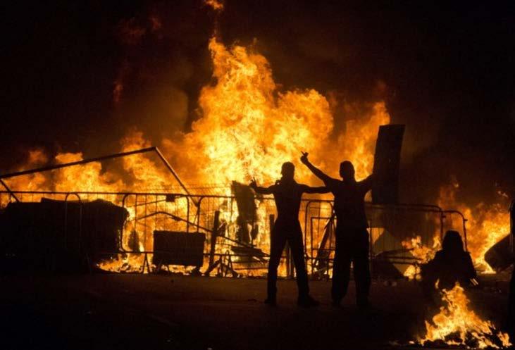 Manifestantes entram em confronto com a polícia no Rio de Janeiro.