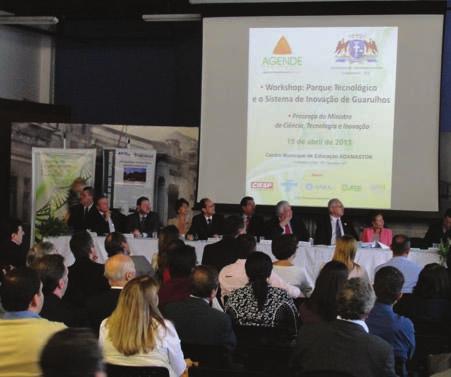 5 Mesa de trabalho durante apresentação do Prefeito Almeida.