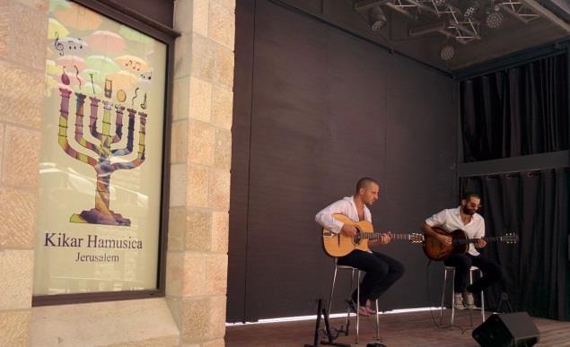Photo by Lior Liner Os passeios pelo calçadão da rua Ben Yehuda até a praça Zion, no centro de Jerusalém, costumam ser acompanhados pelo som das melodias dos músicos de rua que tocam todos os gêneros