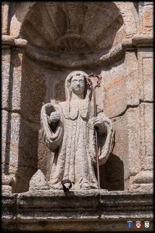 onde se encontra a imagem de São Bento, ladeado por duas aletas.