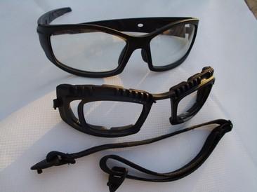 Óculos de segurança e proteção com design moderno. Versátil: uso com haste total com adaptação de elástico para melhor pressão e vedação.