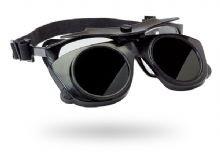 Óculos de segurança e proteção confeccionado em nylon de alta resistência térmica e mecânica. Protetores laterais articulados. Ajuste por elástico.