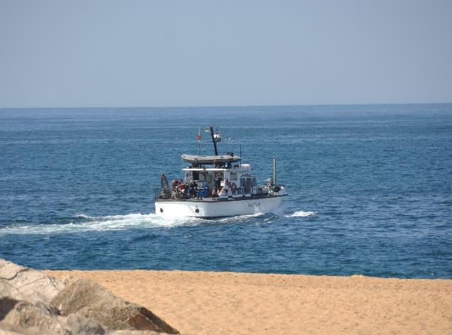 (B) UAM Fisália a sair do porto da Nazaré. (C) ADCP e Mini-ADP antes do fundeamento.