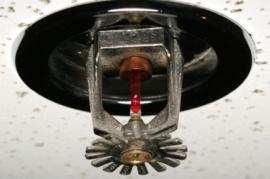3.11. Os CHUVEIROS AUTOMÁTICOS (Sprinklers) Os chuveiros automáticos ou sprinklers, como são conhecidos, são sistemas fixos de combate a incêndios com uma grande vantagem sobre extintores
