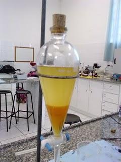 41 Estudo dos Efeitos das Variáveis Processo de purificação do biodiesel Foi utilizado um volume padrão de 70 gramas de biodiesel para cada ensaio, sendo colocado no funil de separação, conforme