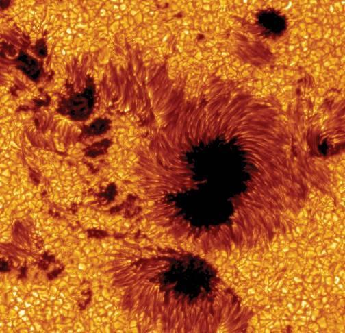 Figura 6: Grupo de manchas solares na região ativa. FONTE: Lang e Zirin (2011). 2.1.3.
