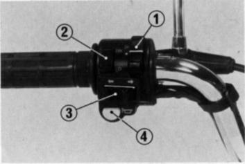 Interruptor do Farol (1) O interruptor do farol possui duas posições: e OFF, marcada por um ponto vermelho. : Lanterna traseira, luz de posição e lâmpadas do painel de instrumentos ligadas.