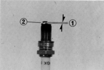 Vela de Ignição Vela de Ignição Recomendada: NGK-D8 EA Limpe a área em volta da vela de ignição antes de removê-la. 1.
