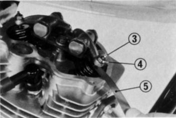 Verifique a folga das válvulas introduzindo um calibre de lâminas de 0,08 mm entre o parafuso de ajuste e a haste das válvulas.
