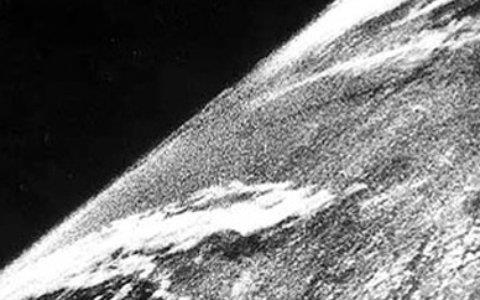 A primeira imagem registrada de nosso planeta do espaço foi esta fotografia em branco e preto e granulada.
