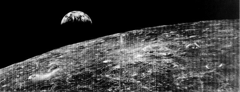 A sonda Lunar Orbiter 1 tira a primeira foto da Terra