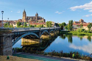 Continuação para Santiago de Compostela, declarada Património Mundial pela UNESCO por sua beleza monumental, extraordinária conservação e por ser o destino de uma milenária rota de peregrinação: o