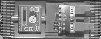 X2: Conexão do motor U (4) / V (5) / W (6) 6. X3: Conexão ao resistor de frenagem R+ (8) / R (9) e ao terra de proteção PE 7. Painel de operação 8.