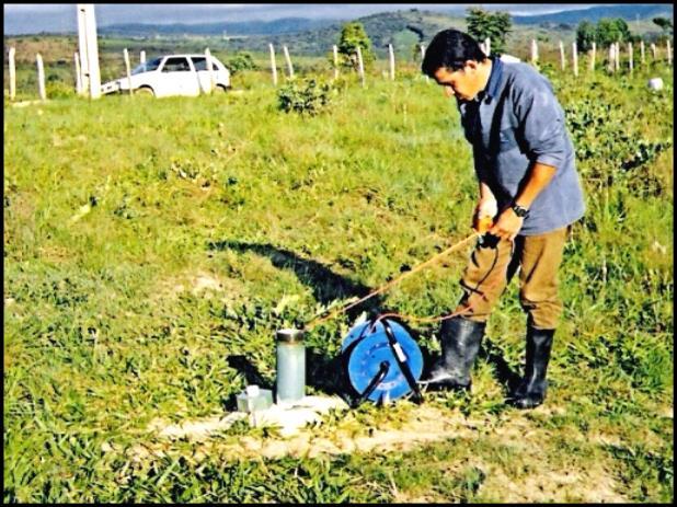 Figura 4.3 Medição do nível d água. Notar a proteção superficial do poço com tubo de ferro.