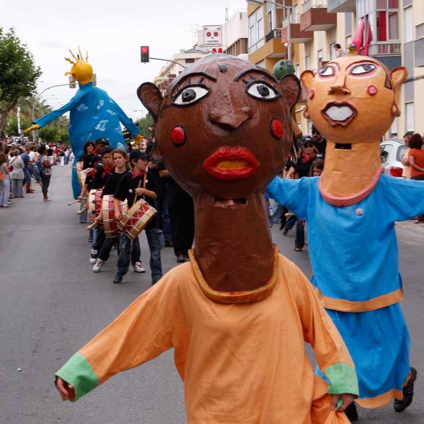 Cabeçudos em desfile, FIG, 2009 Esta imagem permite-nos constatar que os cabeçudos e os