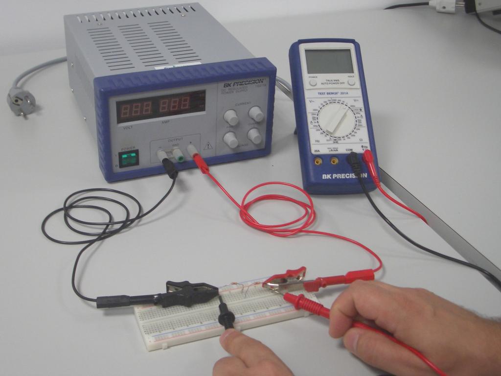 4.3 Divisor de tensão Monte o circuito da Fig. 10 (divisor de tensão), utilizando duas resistências R1=R2=3.3KΩ.