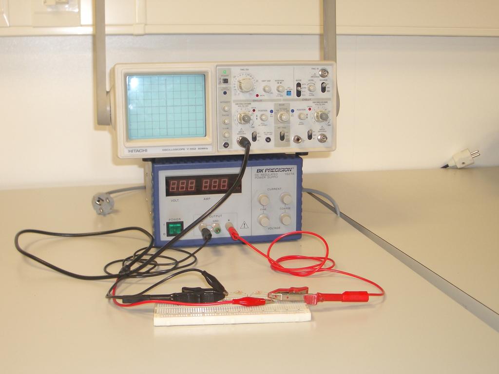 Repita estas medidas utilizando o osciloscópio em vez do multímetro digital Nota: neste caso o osciloscópio só mostra uma variação do