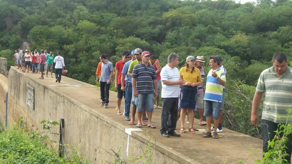 Hoje sábado(29), a população de Brejinho fez uma Mobilização popular/comunitária até a Barragem de Mãe D'água,que fica no Povoado de Piedade no