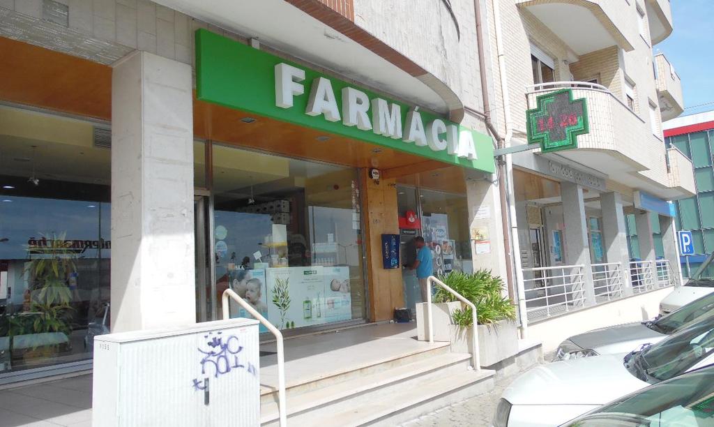 1. Organização do espaço físico e funcional da farmácia A Farmácia Pais Moreira situa-se na Rua Principal da freguesia de Canedo.