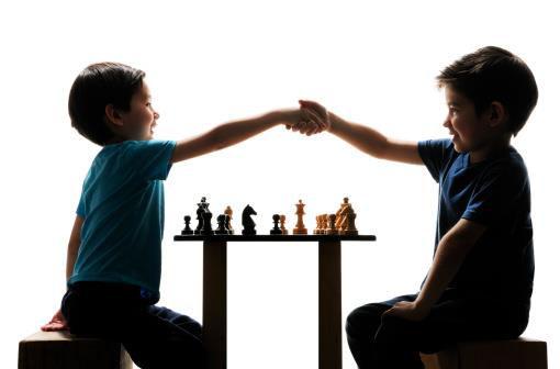 EDUCAÇÃO FÍSICA Apostila 1 XADREZ PARA INICIANTES A importância do jogo de xadrez no ambiente escolar e na vida A prática do xadrez desenvolve habilidades tendo como destaque: memória, concentração,