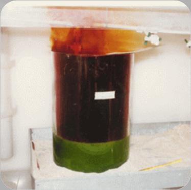 reagentes num vaso aberto para a atmosfera; Este sistema é induzido a reagir com um aquecimento de placa ou banho