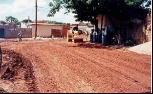 82 Segundo Carneiro et al. (2001), na cidade de Ribeirão Preto, no ano de 1996 entrou em operação a usina de reciclagem de entulho com capacidade de reciclar 200t/dia de material.