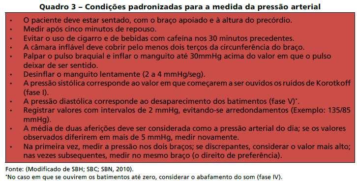 Determinar a pressão sistólica na ausculta do primeiro som (fase I de Korotkoff), que é um som fraco seguido de batidas regulares, e, após, aumentar ligeiramente a velocidade de deflação; Determinar