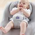 0+ BORDOS LATERAIS Funcionam como um abraço para o seu bebé. TECIDO RESPIRÁVEL MEMORY FOAM Para adaptar-se à ergonomia do bebé. SISTEMA DE RETENÇÃO Para facilitar a circulação de ar.