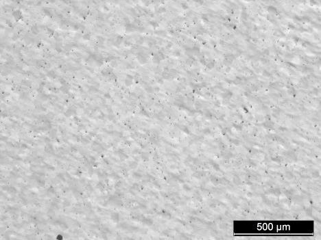 4.2. Caracterização das Amostras Na figura 24 são apresentadas as imagens de microscópio ótico com baixa ampliação, representativas da amostra de titânio e de compósito com 5 e 10% de reforço.