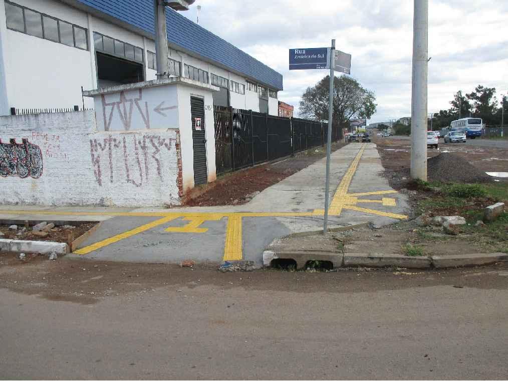 Piso direcional usado no lugar do piso de alerta e