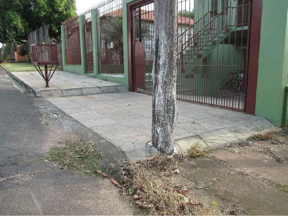 Rampa de acesso ao passeio executada fora dos padrões