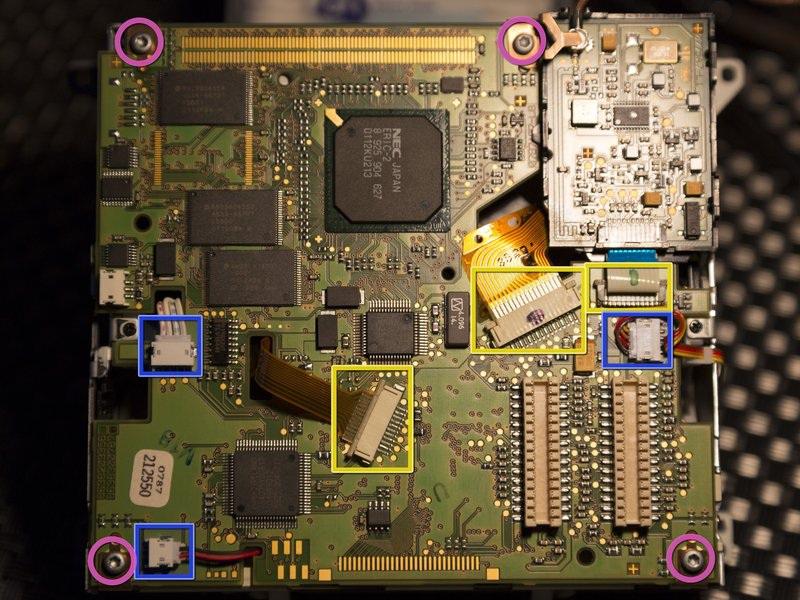 Passo 9 Use um perfurador de plástico para abrir os três conectores de plástico e deslize os cabos de fita