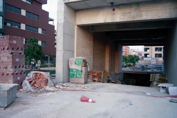 VI- b) Más Práticas: RCD A má gestão ambiental do estaleiro The abandonment incentiva a geração of de construction resíduos que and poderiam demolition ter sido waste evitados.